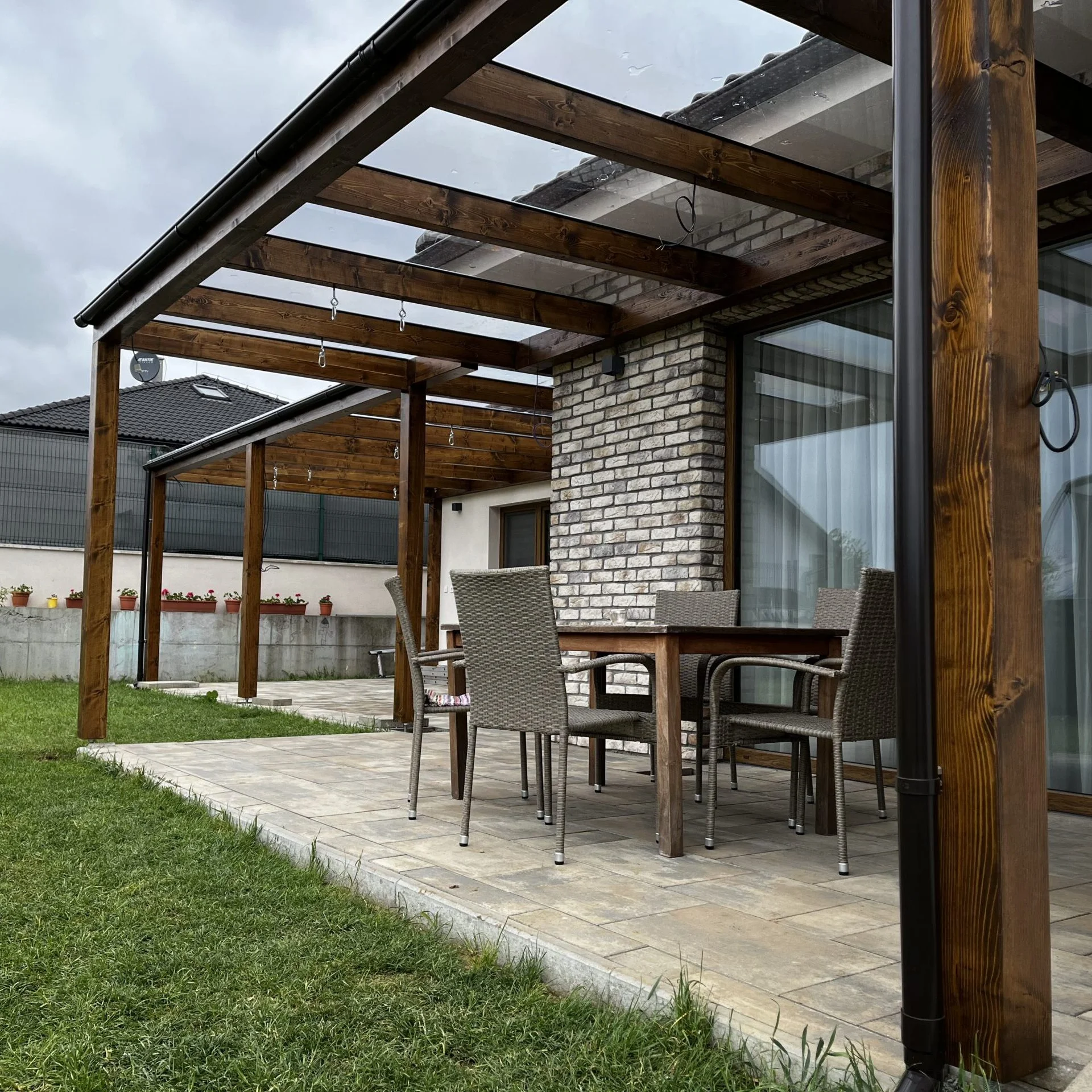 Drevená pergola pri dome
