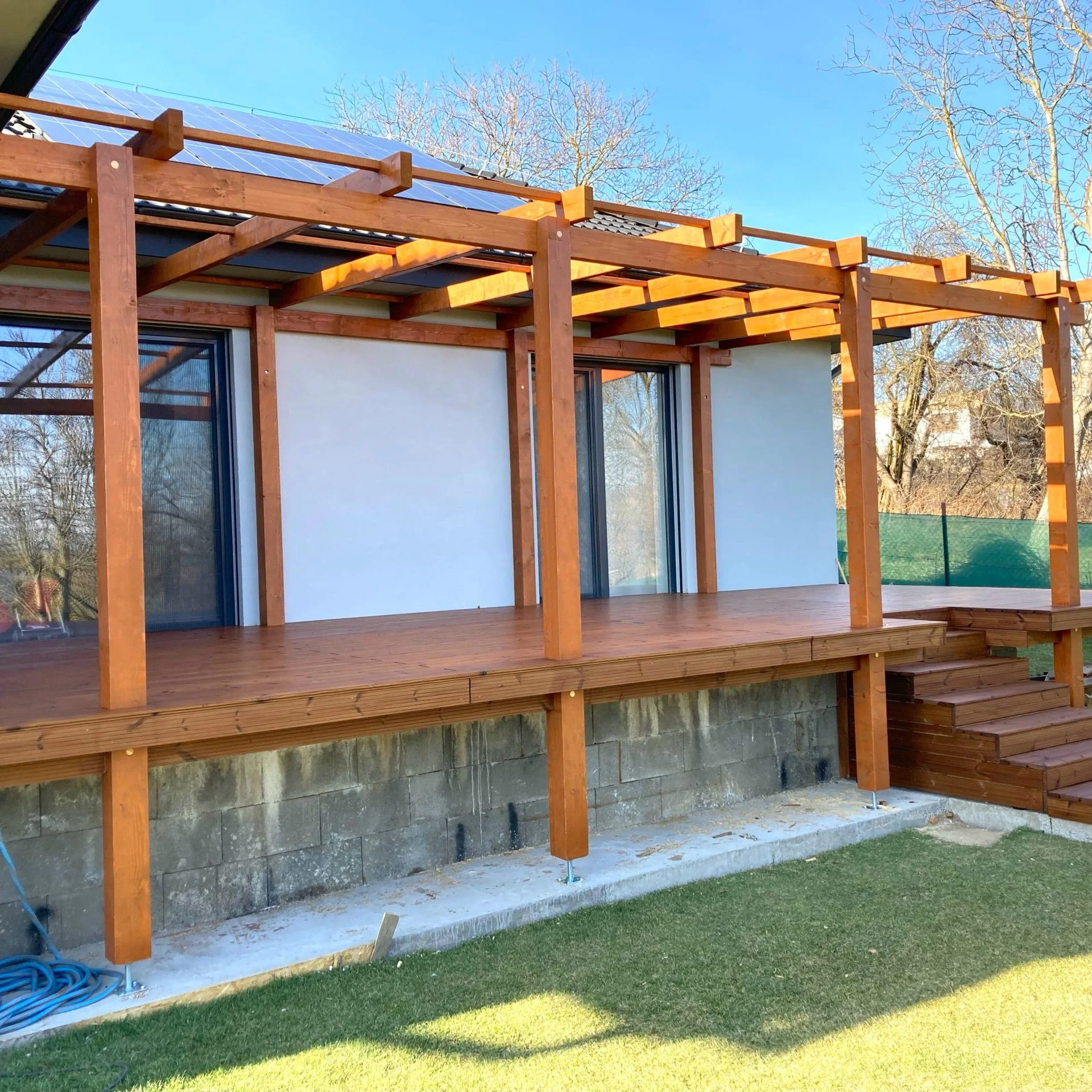 Pergola s prestrešením a terasou