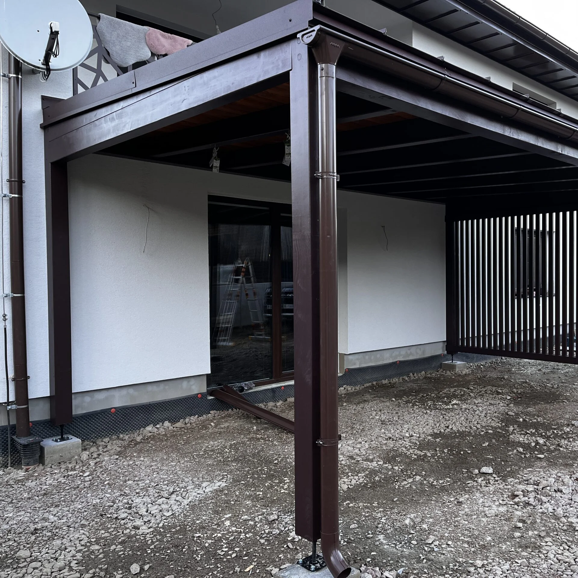 Moderná drevená pergola so zástenou