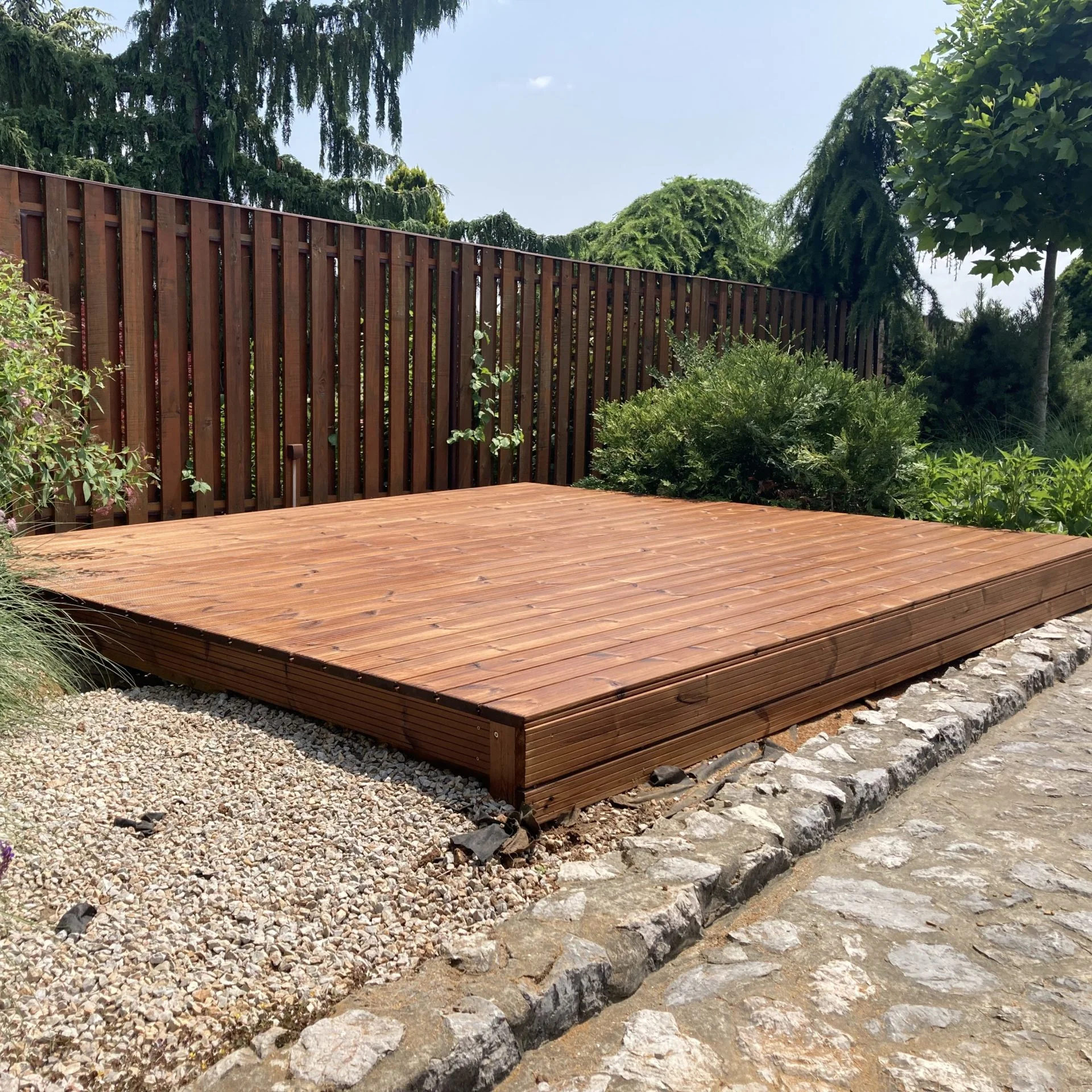 Drevená terasa pod jacuzzi